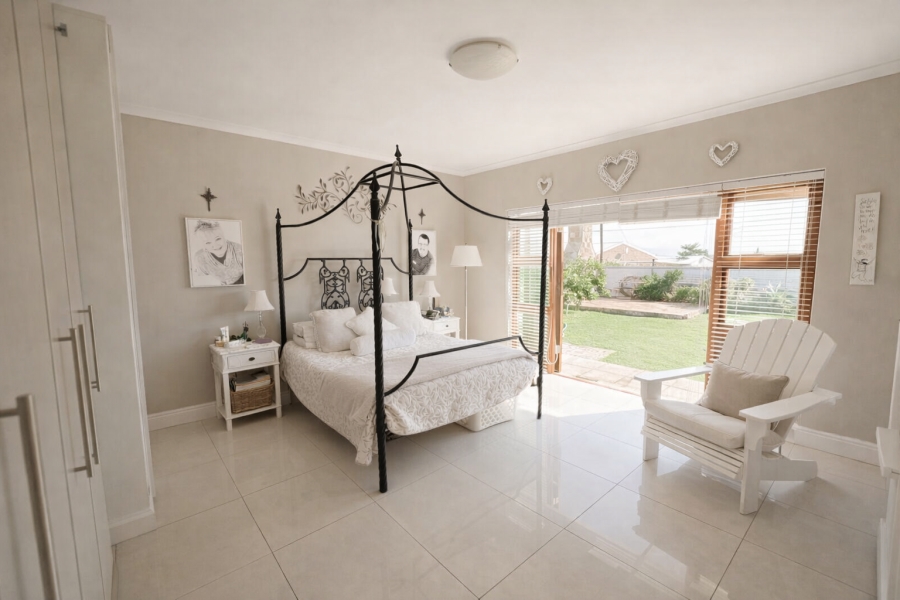 4 Bedroom Property for Sale in Yzerfontein Western Cape